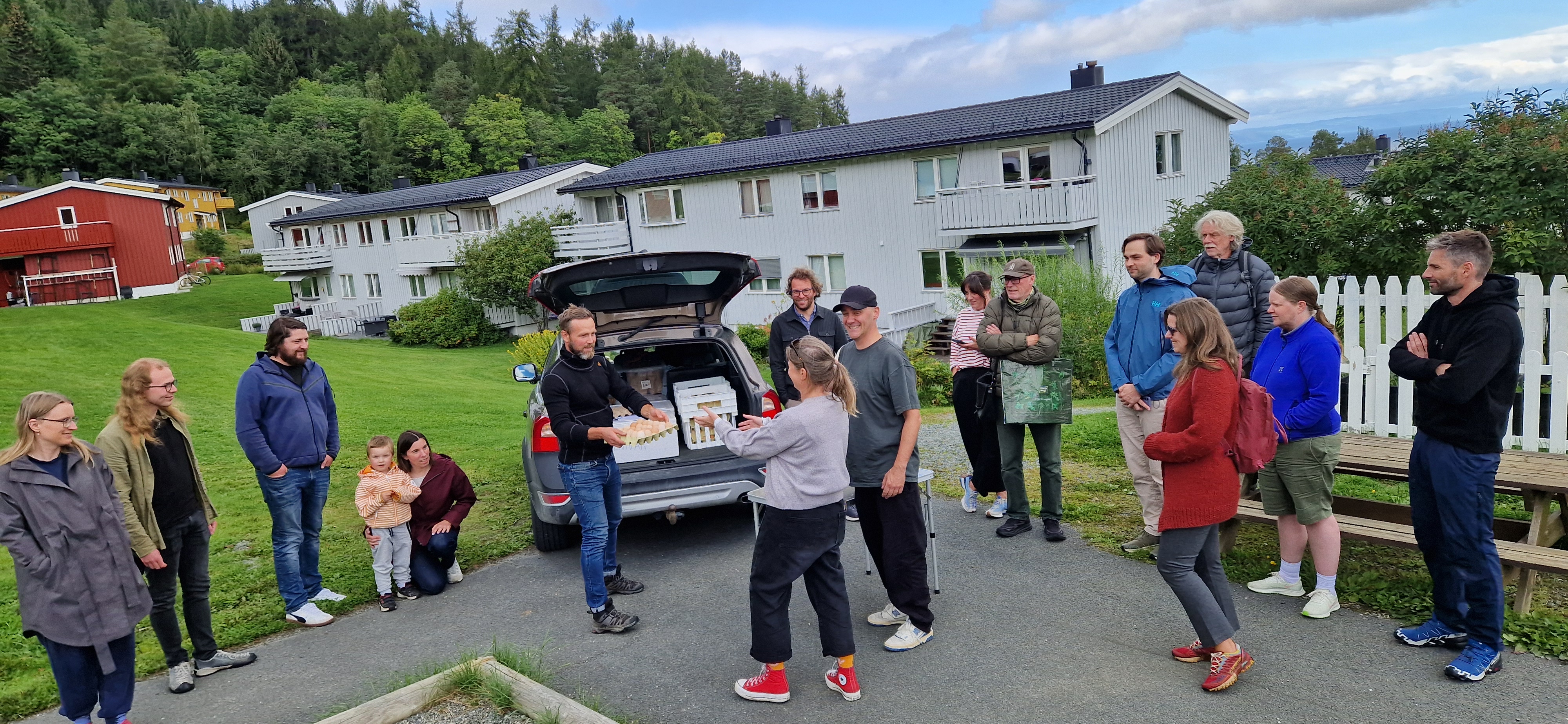 Folk henter varer fra varebil i nabolaget