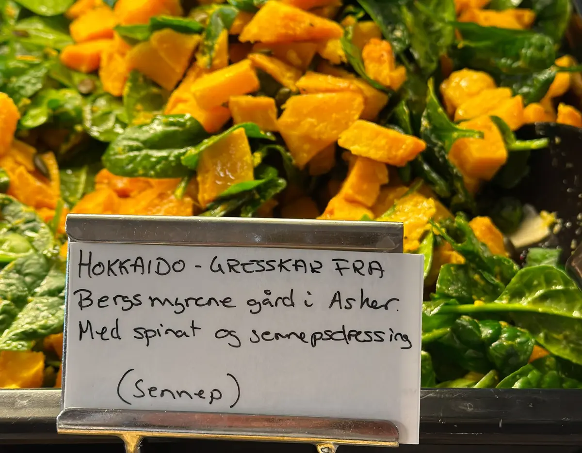 Ferske grønnsakere med håndskrevet skilt