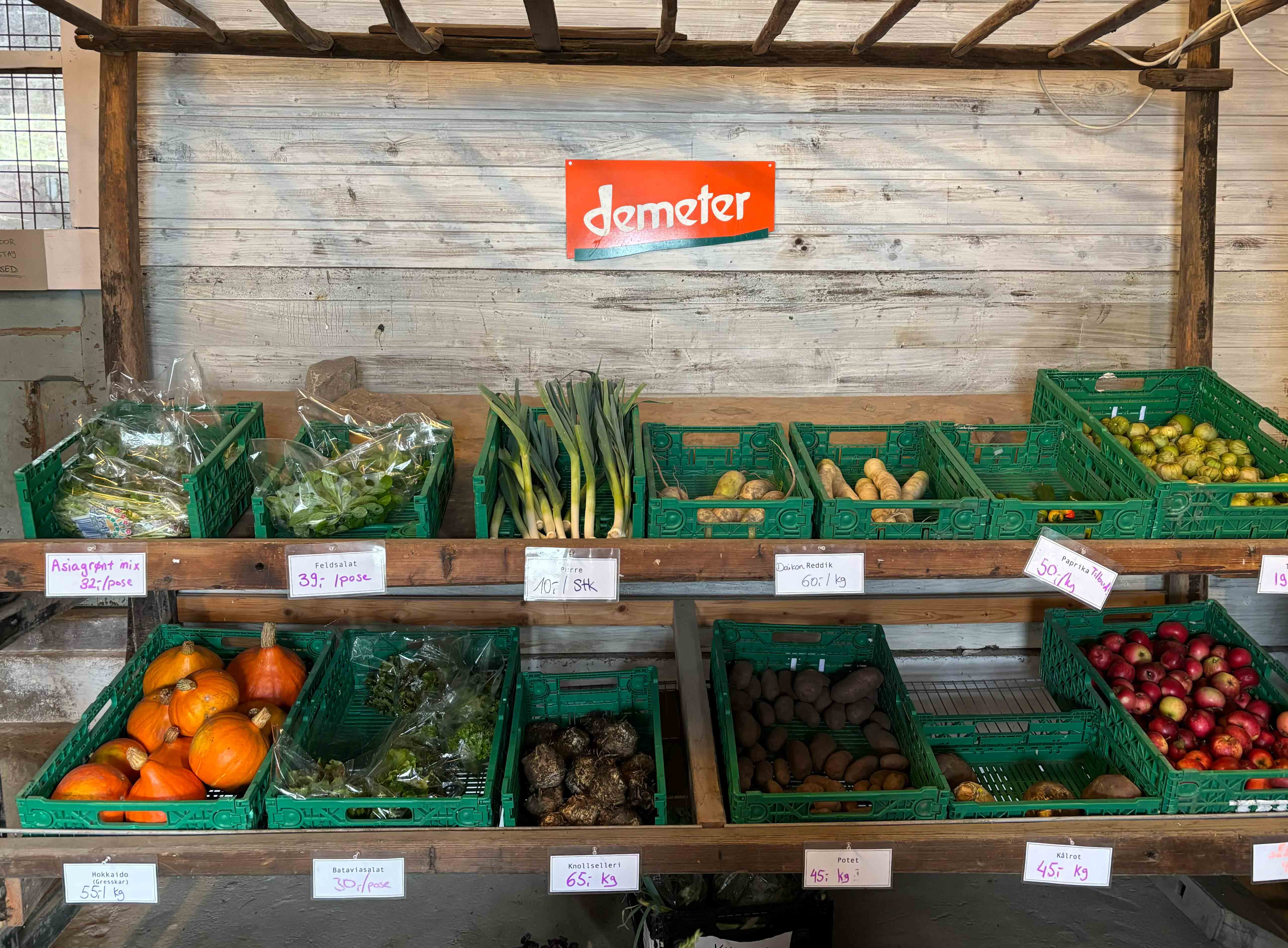 Grønnsaksstativ med ferske råvarer fra lokale gårder